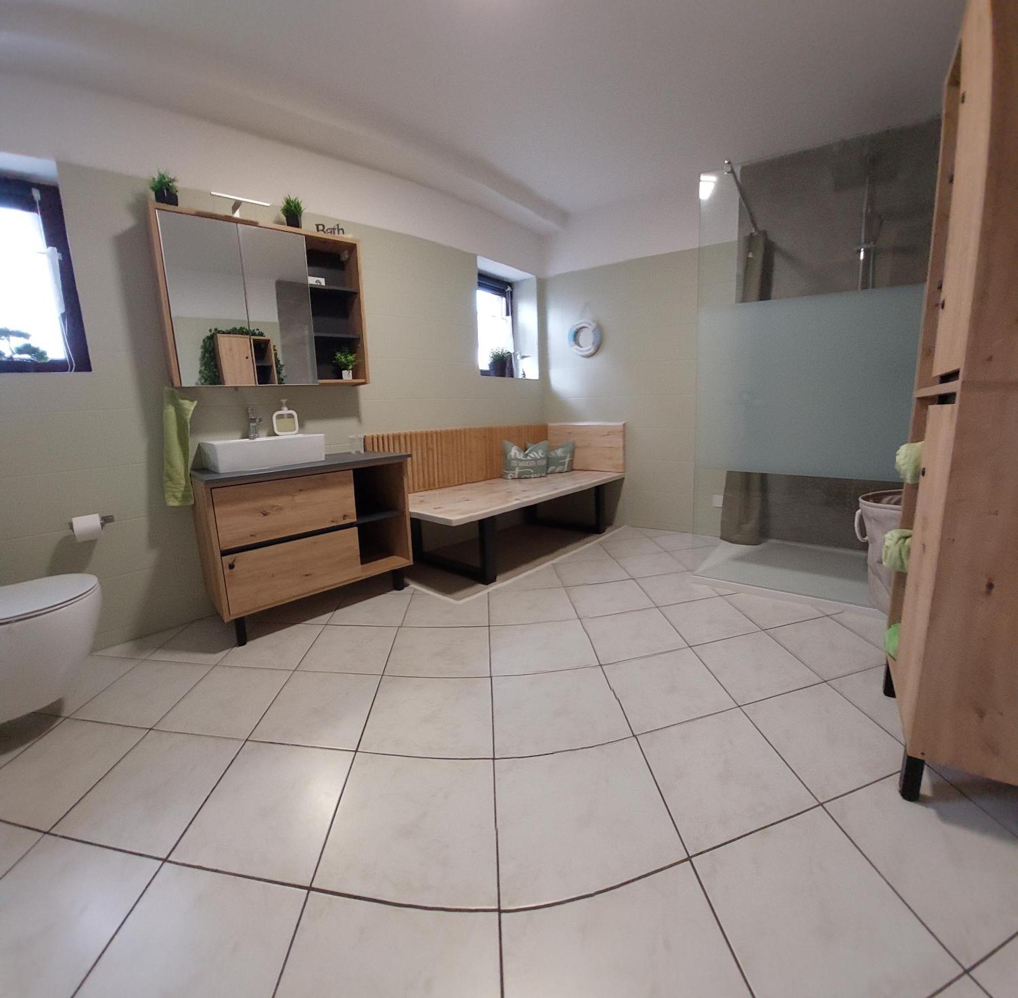 Ganze Ferienwohnung 5 Km Von Erfurt, Mit Kaffeevollautomat, Tv, Wlan, Boxspringbett, Schlafsofa Und Einkaufsmoeglichkeiten, Sehr Gute Anbindung Zur A71 Und A4, Kostenloser Oeff Parkplatz Fuer Pkw Und Transporter Elxleben Exterior foto